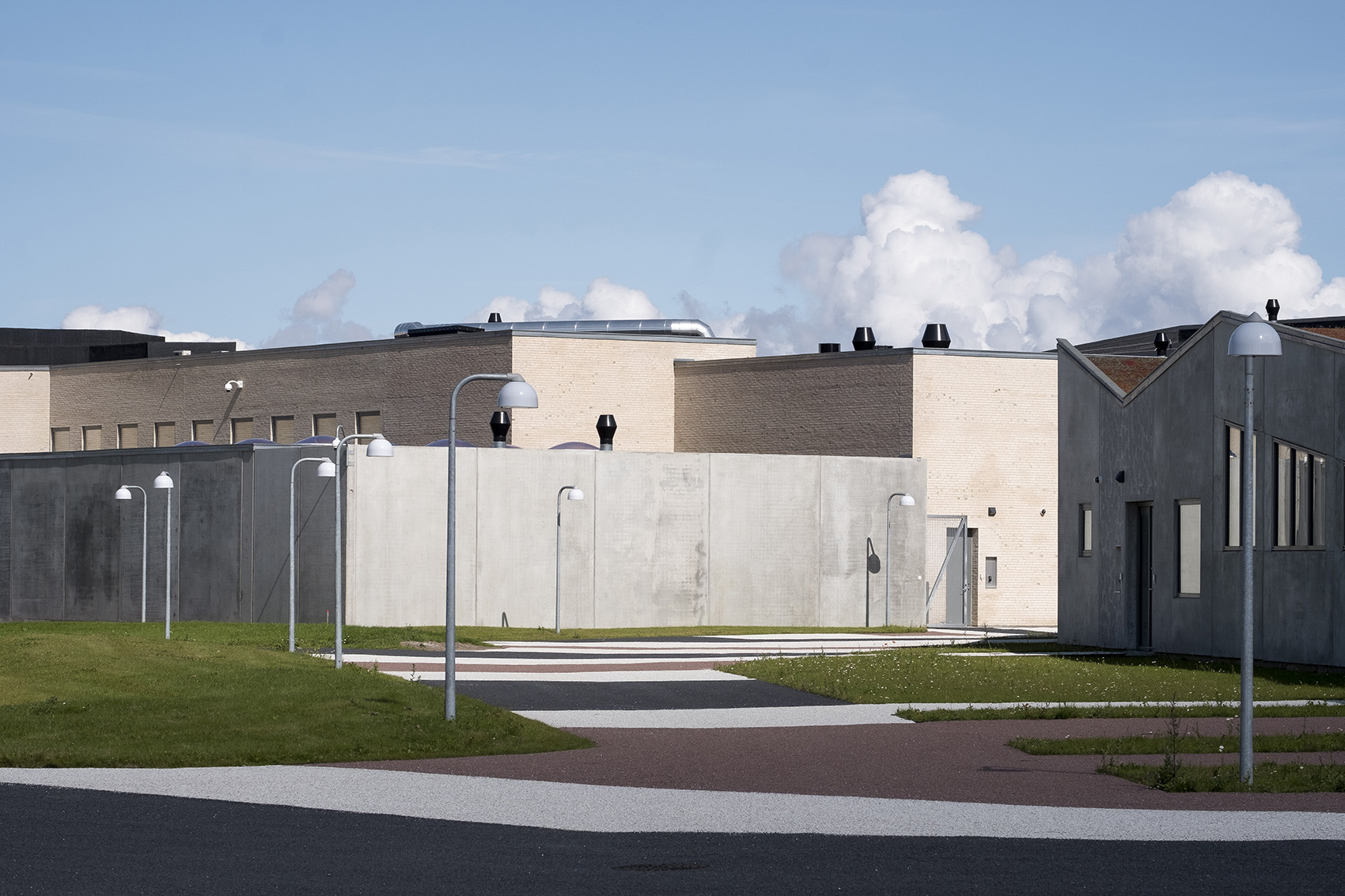 024-landscape-design-of-storstrom-state-prison-by-marianne-levinsen-landskab.jpg