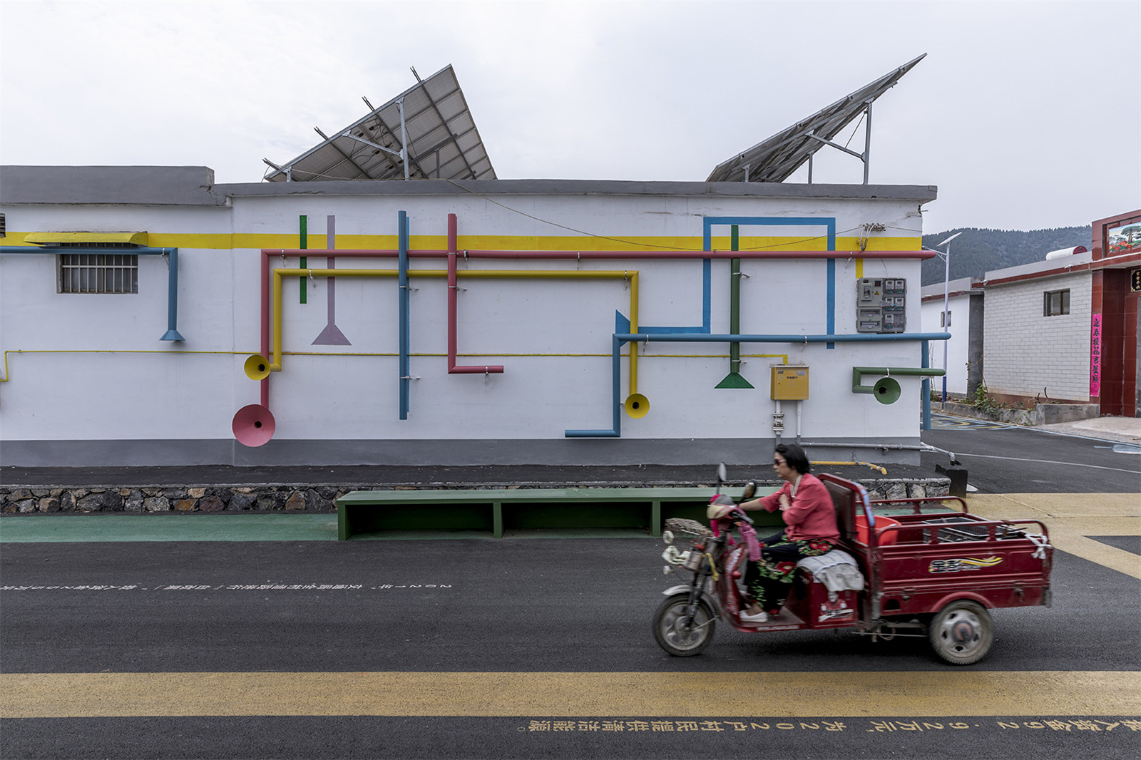 04_色带、说明文字和装置与民居基底共同构建主街的叙事性景观the colored ribbons, explanatory texts and installations together with the residential base build a narrative landscape of the main street.jpg