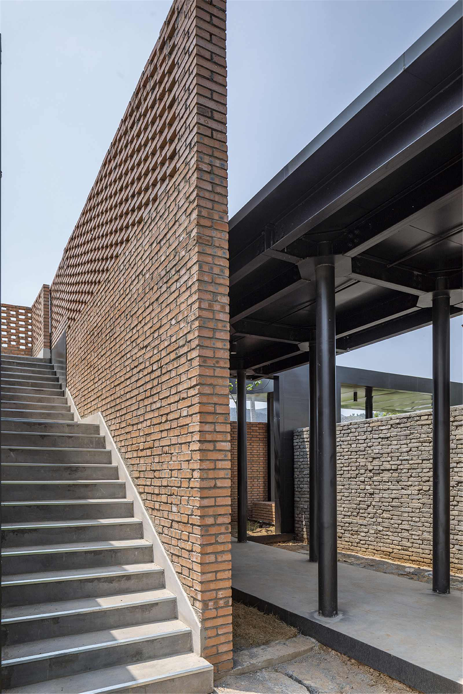 37_楼梯通向上人屋面，回应了当地民居倒座的形制the stairs lead to the roof, responding to the shape of the inverted seat of the local houses.jpg